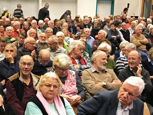 Interessierte Zuhörer auf dem Rundgang